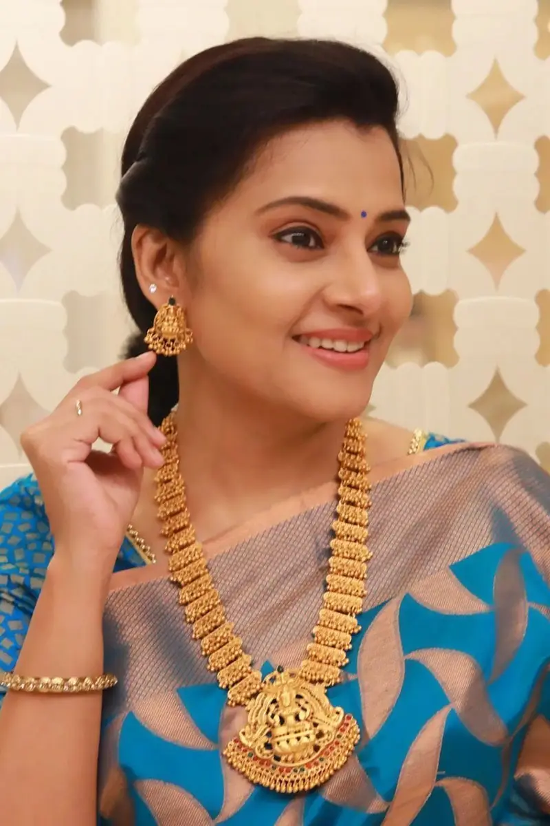 Sruthi Raj Wearing Beautiful Earring Jewellery Blue Saree